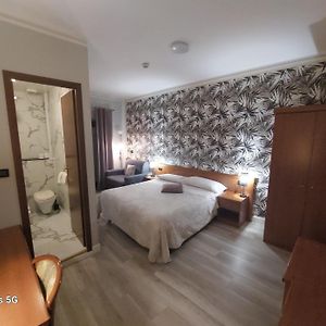 Zimmer mit Kingsize-Bett